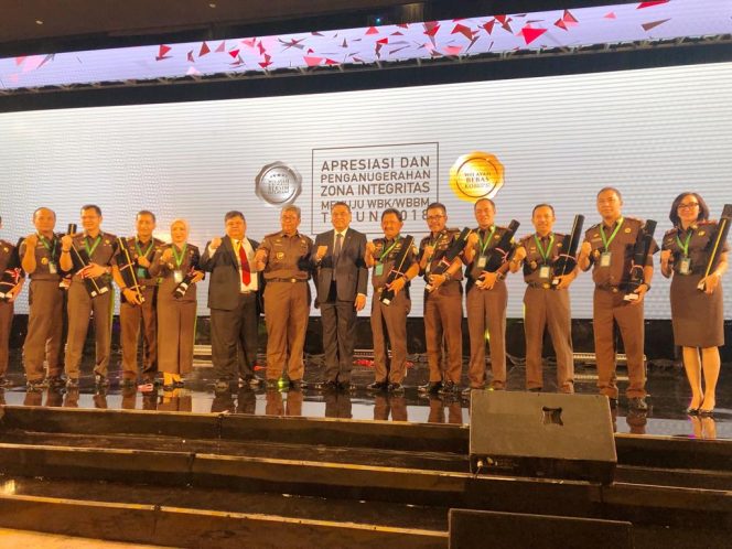 
 Foto : Kejari Lampura
Caption : Yuliana Sagala(paling kanan), saat berfose bersama Menpan-RB, dan rekan unit kerja, usai menerima apresiasi dan penganugerahan dari Kemenpan-RB, Senin(10/12).