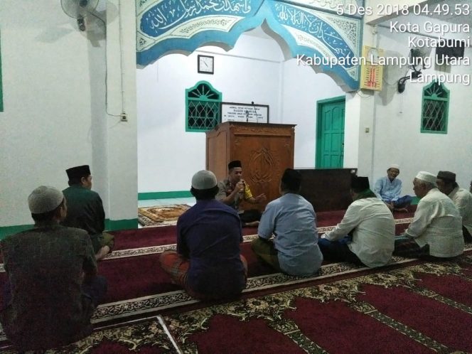 
 Foto : Humas Polres Lampura
Caption : Kapolres Lampura AKBP Budiman Sulaksono saat melakukan Sosilisasi Bhabinkamtibmas seusai salat subuh berjamaah di Masjid Al-Huda, Kelurahan Gapura Kecamatan Kotabumi, Rabu (5/12).