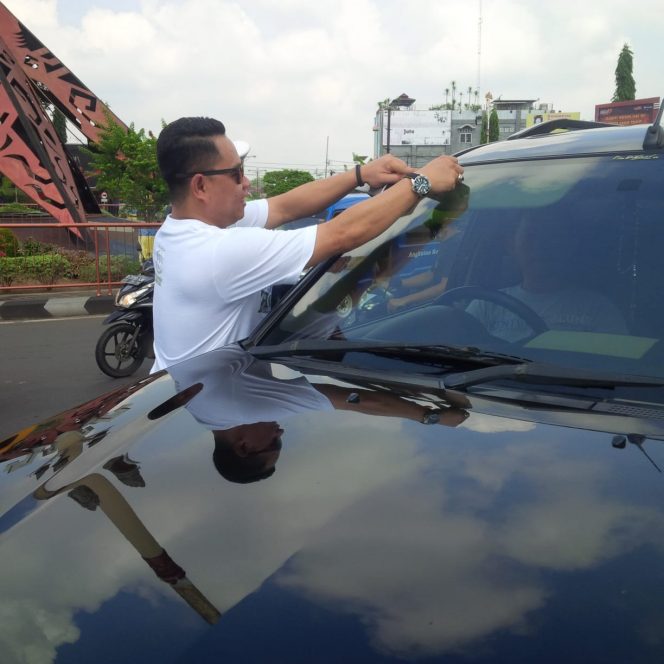 
 Foto Riduan
Caption : Kasi Pidsus Kejari Lampura, Van Barata Semenguk menempekan stiker anti korupsi, Senin (10/12).