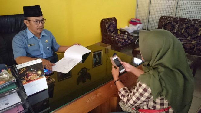 
 Foto Kasi Haji Kemenag Lampura H. Herman Ali saat diwawancarai Awak Media, Kamis (13/12).