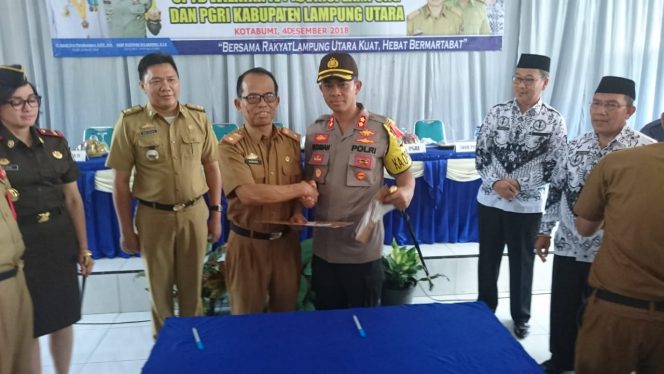 
 Foto RIA
Caption : Kadisdikbud Lampura Suwandi bersalaman dengan Kapolres Lampura AKBP Budiman Sulaksono seusai penandatanganan MoU, Selasa (4/12).
