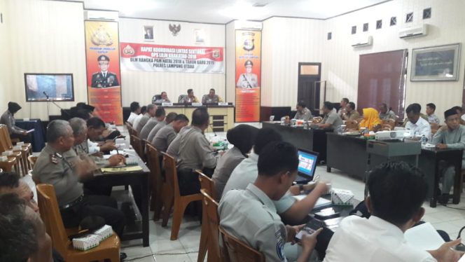 
 Foto : Humas Polres Lampura  Caption Foto : Kapolres Lampura AKBP Budiman Sulaksono didampingi Kabag Ops dan Kadishub, saat memimpin rakor Ops Lilin krakatau 2018, menjelang Perayaan Hari Raya Natal dan Tahun Baru, foto dibidik Senin (10/12).  