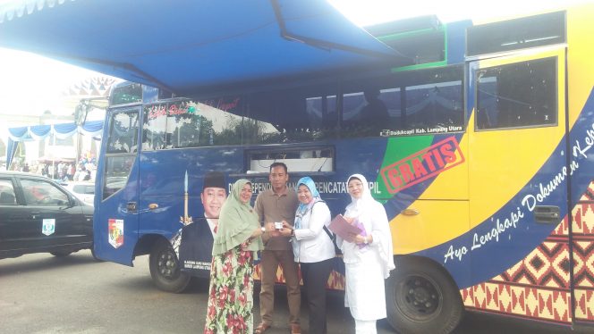 
 Foto RIA
Caption : Plt. Kadisdukcapil Lampura Tien Rostina didampingi Kabid Pelayanan Pencapil Diah Novilia saat memberikan KTP dan KK kepada Masyarakat, Rabu (5/12).