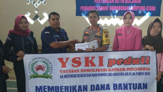 
 Foto : Humas Polres Lampura
Caption : Kapolres Lampura AKBP Budiman Sulaksono saat memberikan bantuan kepada penderita kanker di GSG Mapolres setempat, Senin (17/12). 