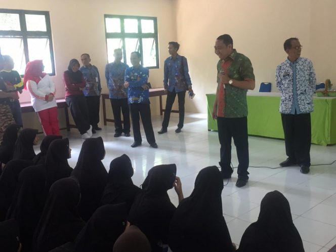 
 Foto IST  Bupati Lampura Hi. Agung Ilmu Mangkunegara didampingi Kadisdikbud Suwandi saat memberikan Motivasi kepad siswa SMPN 1 dan SMPN 7 Kotabumi, Jumat(8/12).