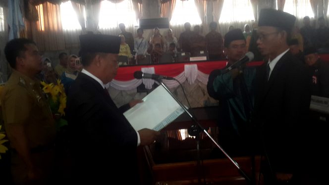 
 Foto Heri Maulana
Caption : Ketua DPRD Lampura Hi. Rachmat Hartono saat mengambil sumpah jabatan terhadap Ahmad Sampurnajaya sebagai anggota DPRD PAW sisa massa jabatan 2014-2019 dalam sidang paripurna Istimewa di kantor DPRD Lampura, Senin (3/12).