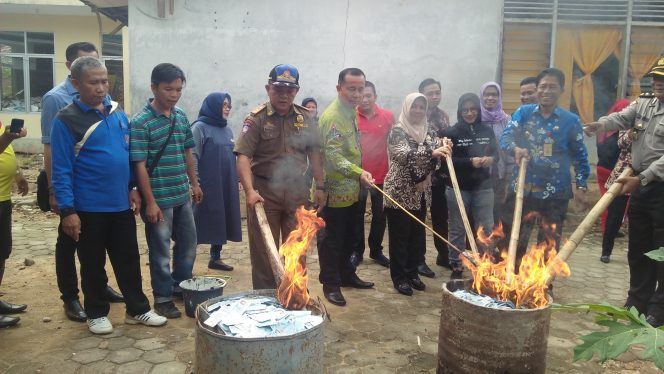 
 Foto RIA
Musnahkan: Plt. Kepala Disdukcapil Lampura Tien Rostina, Kabag Ops, Kabid Penegak Perda Satpol-PP dan jajaran Kabid Disdukcapil saat melakukan pemusnahan KTP-El Invalid, Jumat(14/12).  