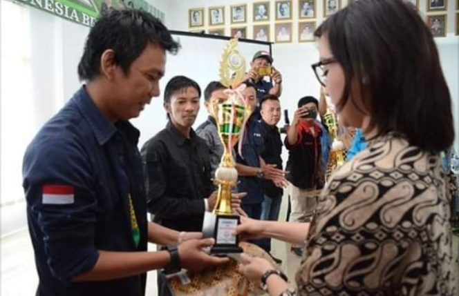 
 Caption Foto : Kepala Kejari Lampura Yuliana Sagala, saat memberikan Piala kepada Lutfansyah juara pertama lomba Karya Tulis Jurnalistik, foto dibidik Jumat (14/12).
