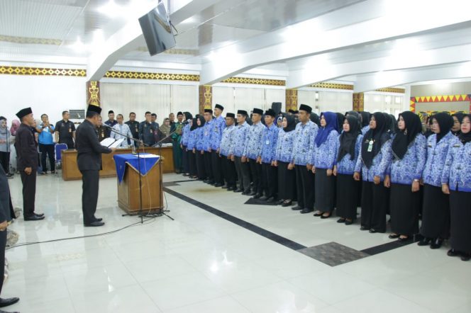 
 Foto Diskominfo Lampura 
Caption : Plh. Sekkab Lampura Sofyan saat melantik dan memgambil sumpah 92 PNS dari Tenaga Pendidik, Auditor dan Tenaga Medis, Jumat(8/12).