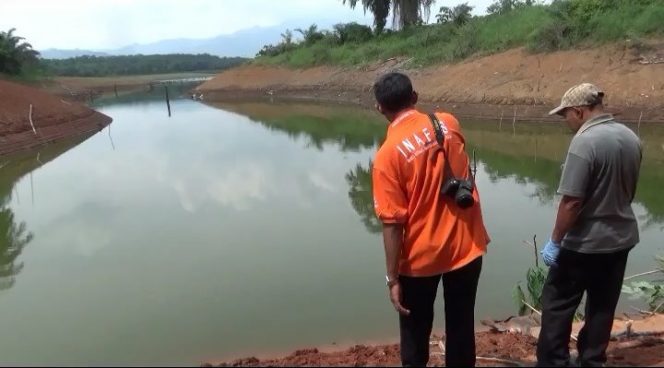 
 Foto Riduan
Caption : Anggota Polres Lampura melakukan oleh TKP, di lokasi tenggelam siswa SD Pekurun, Selasa (11/12).
 