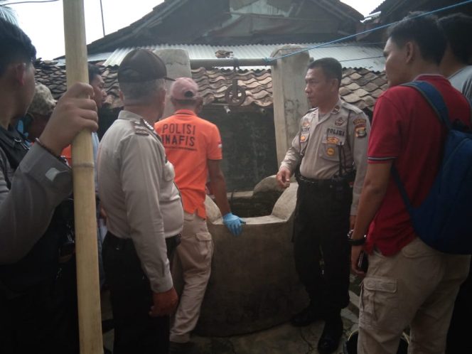 
 Foto Ferdani
Caption : Anggota Polres Lampura, saat melakukan olah TKP di sumur belakang rumah korban Mahmudin, yang ditemukan tewas gantung diri, Minggu (9/12).
