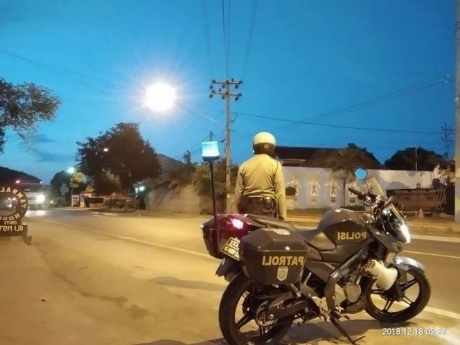 
 Foto : Humas Polres Lampura
Caption Foto : Anggota Sat-Sabhara saat menggelar Patroli subuh pada sejumlah titik rawan di Jalinsum, Selasa (18/12).
