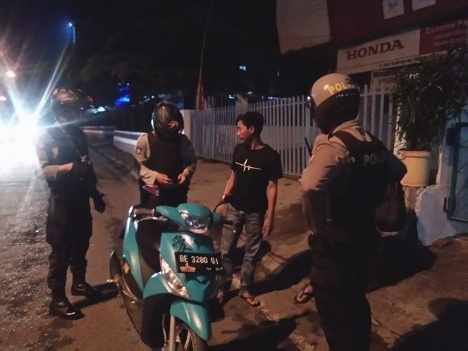 
 Foto : Humas Polres  Caption : Anggota Sat-Sabhara saat menggelar patroli subuh rutin, di titik rawan aksi 3C, kamis (6/12).