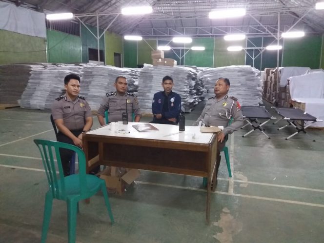 
 Foto : Humas Polres Lampura
Caption Foto : Personil  Polres Lampura saat melakukan penjagaan dan pengamanan, terhadap gudang Logistik dan Kantor KPU Lampura, foto dibidik Sabtu (15/12)
