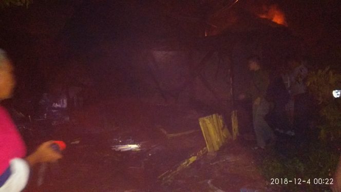 
 Foto : Ferdani  Caption : Tampak Rumah Basri, hanya tinggal puing akibat dilalap Si Jago Merah. Foto dibidik Senin(3/12) malam.