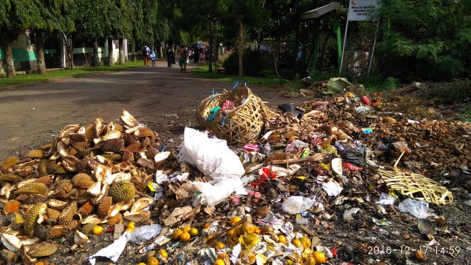 
 Foto : Ferdani
Caption Foto : Tumpukan sampah menggunung di TPS Sampah Taman Sahabat Kotabumi, Senin (17/12).
