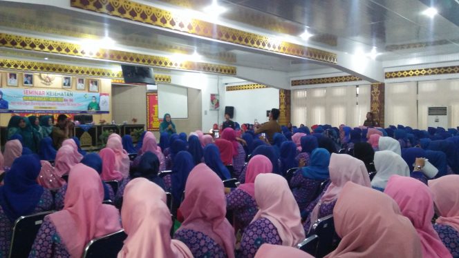 
 Foto RIA
Caption : Ketua TP-PKK Lampura Hj. Endah Kartika Prajawati Agung saat menyapa Kadernya di Aula Tapis Pemkab, Selasa (18/12).
