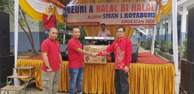 
 Foto Riduan 
Caption : Ketua Panitia Pelaksana Reuni Alumni SMANSA Kotabumi Tahun 2000, saat menyerahkan dua unit kipas angin blower kepada Wakil Kepala SMAN 1 Kotabumi Nurul HUda, Minggu (9/12).