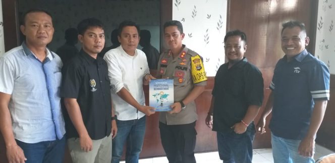 
 Foto IST
Caption : Ketua PWI Lampura Jimmi Irawan, saat menyerahkan buku putih PWI, kepada Kapolres AKBP Budiman Sulaksono, seusai silaturahmi, Senin (17/12).
 