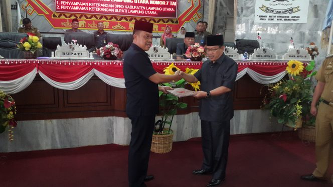 
 Foto Heri Maulana 
Caption: Plh.Sekda Lampura, Sofyan saat menyerahkan draf Raperda Usulan Pemkab Lampura kepada Wakil Ketua DPRD Lampura Herwan Mega dihadapan rapat paripurna, Selasa (4/12).
