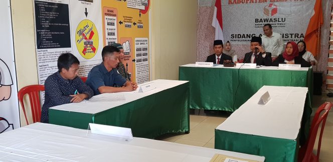 
 Foto Riduan 
Caption : Ketua Majelis Pemeriksa Bawaslu Lampura Hendri Hasyim, saat memimpin sidang perdana pelanggaran administrasi Caleg PPP, di Kantornya, Selasa (18/12).