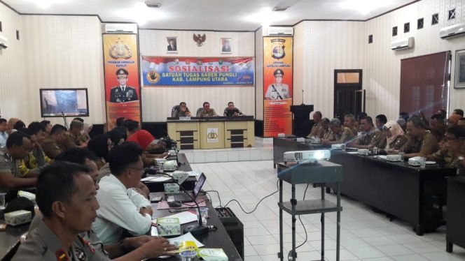 
 Foto : Humas Polres Lampura
Caption : Wakapolres Lampura Kompol Yustam Dwi Heno didampingi Asisten I Yuzar dan pihak Kejari, saat memimpin sosialisasi Satgas Saber Pungli di Mapolres setempat, Senin (3/11).
