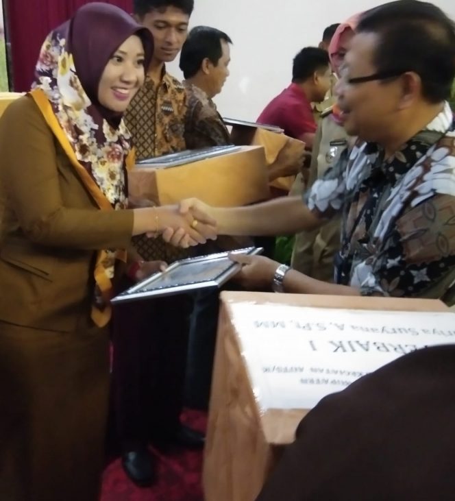 
 Foto IST
Caption : Gria Suryana Adhitama Kasi Bina Usaha dan Pemasaran Hasil Ternak Distanak Lampura, saat menerima penghargaan dari Gubernur Lampung.
