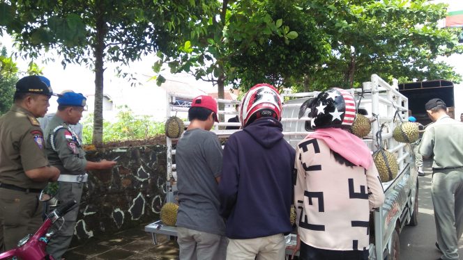 
 Foto RIA
Caption : Kabid Penegak Perda Satpol-PP Lampura Nizar bersama jajarannya saat menertibkan PKL Durian di Jalan Jendral Sudirman, Senin (17/12).