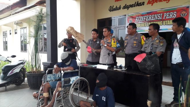 
 Foto Ferdani
Caption : Kapolres Lampura AKBP Budiman Sulaksono, saat menunjukan kayu yang digunakan tersangka, untuk mengubur jasad korban RA, dalam konferensi pers Selasa (11/12). 