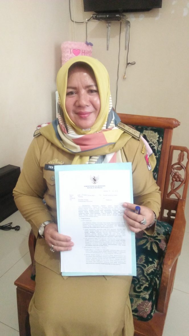 
 Foto Ria
Caption : Plt. Kepala Disdukcapil Lampura Tien Rostina saat menunjukkan surat over target E-KTP dari Kemendagri, Senin (3/12).