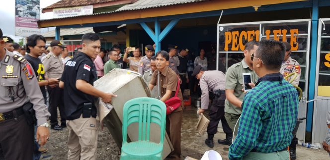 
 Foto Riduan 
1. Juru sita Pengadilan Negeri Kotabumi, saat mengangkut barang-barang dari warung milik Yusanti, di Perempatan Kebun Empat Kotabumi, kemarin(22/1).  2. Endang, suami Yusanti, saat berupaya melakukan perlawanan saat eksekusi ruko miliknya berlangsung, Selasa (22/1).
 
