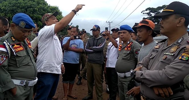 
 Foto : Ferdani
Caption : Ketua Pospera Provinsi Lampung, Marsat Jaya, terlibat adu argument dengan Uspika Kecamatan Abung Tengah, dalam penertiban pasar lama Bonglai, Desa Gunungbesar. Foto dibidik, Sabtu(19/1).