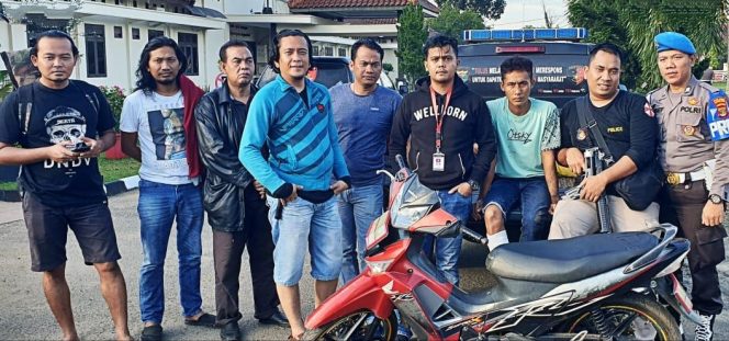
 Foto : Sat-Reskrim Polres Lampura
Caption : Tekab 308 Polres Lampura, saat mengamankan tersangka curas Jum'at(11/1) lalu.