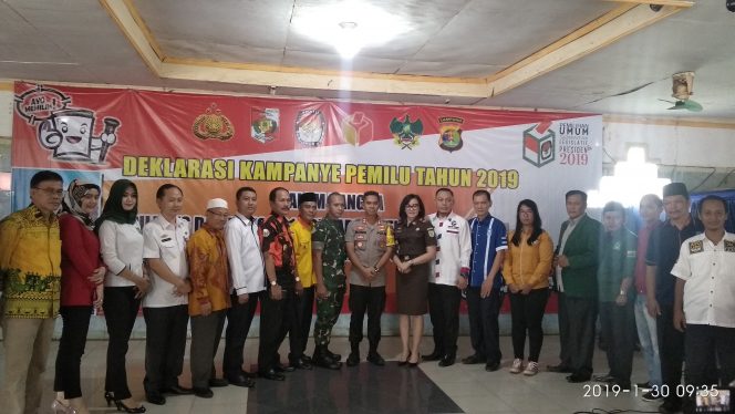 
 Foto : Ferdani
Caption : Kapolres Lampura AKBP Budiman Sulaksono bersama Forkopimda dan perwakilan Partai Politik, berpose bersama, seusai Deklarasi Damai, di RM Taruko Jaya 1 Kotabumi, Rabu (30/1).
