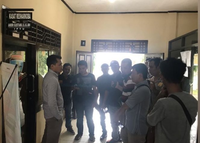 
 Foto : Ferdani
Caption : Kasat Narkoba IPTU Andry Gustami, saat dikonfirmasi sejumlah awak media terkait penangkapan 4 kurir Narkoba, Selasa (29/1).