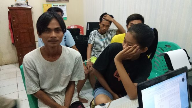 
 Foto : Ferdani
Caption : Lima Remaja yang diduga sebagai pecandu narkoba sedang menjalani pemeriksaan di ruang Satres Narkoba Polres Lampura.