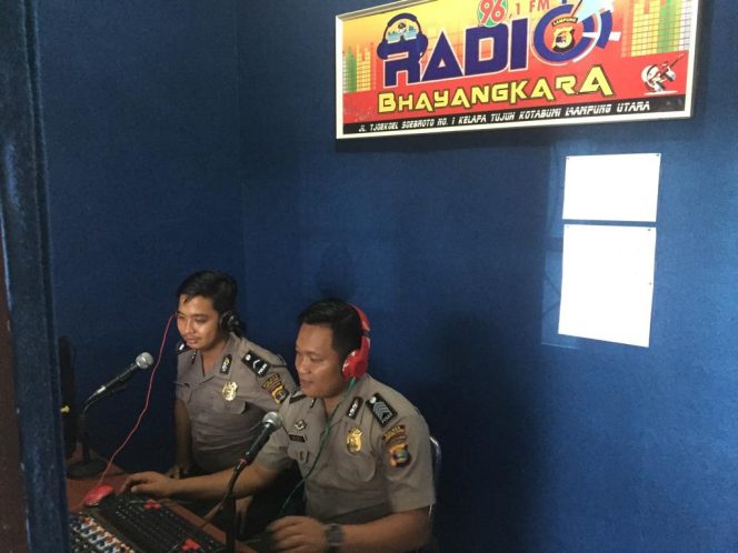 
 Foto : Ferdani
Caption Foto : Bripka Heriyanto, dan Bripda A. Ravit saat menyapa Masyarakat pendengar melalui Radio Bhayangkara 96.1 FM, foto dibidik Selasa (8/1).