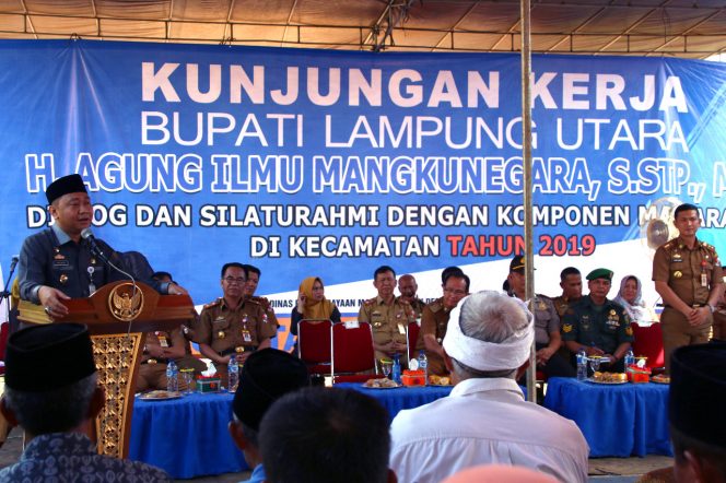 
 Foto Humas Pemkab Lampura  Bupati Lampura Hi. Agung Ilmu Mangkunegara saat memperkenalkan para Pelayan Rakyatnya kepada Masyarakat Hulu Sungkai, Selasa (8/1).  