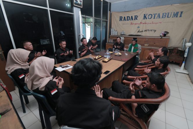 
 Foto : Aldiaz 
Caption : Suasana tasyakuran  di Kantor Radar Kotabumi, Kamis (3/1).