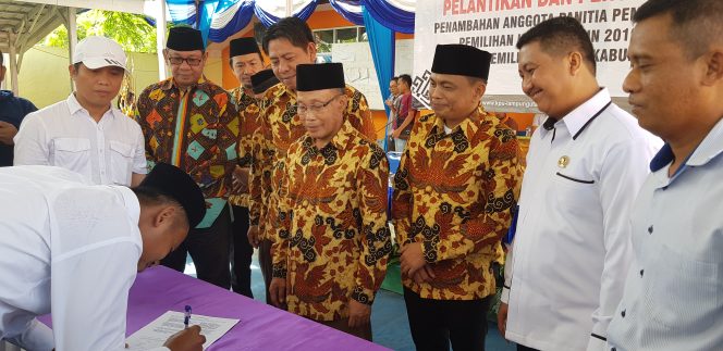 
 caption foto : Anggota PPK Tambahan tengah menandatangani Fakta Integritas disaksikan ketua KPUD Lampura Hi.Marthon dan komisioner lainnya, usai prosesi pelantikan disekretariat KPUD setempat, Rabu (2/1)