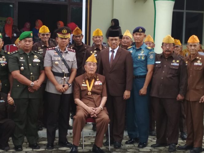 
 Foto IST
Foto Bersama: Ketua LVRI Lampura H. Saleh Ahmad(Tengah) bersama jajarannya saat foto bersama dengan Forkopimda pada peringatan HUT LVRI ke-62, Rabu (2/1).