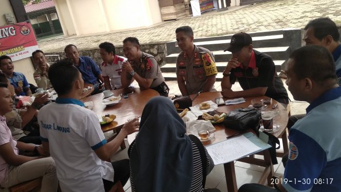 
 Foto : Ferdani
Caption : Kapolres Lampura AKBP Budiman Sulaksono didampingi Kasubag Humas IPTU Zulkarnain, saat berbincang bincang bersama rekan Pers di kantin Polres setempat, Rabu (30/1).
