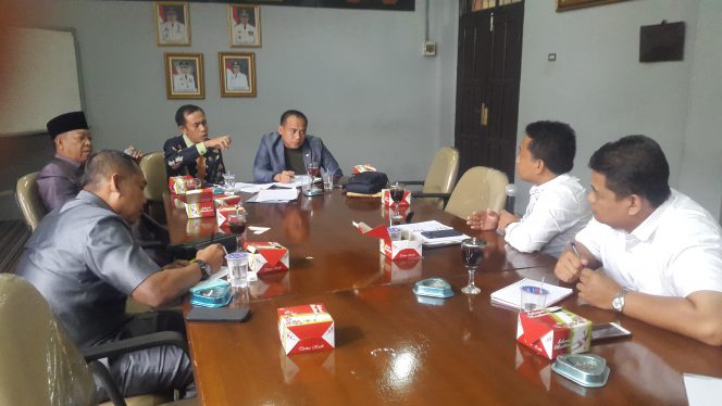 
 Foto : Heri Maulana 
Caption : Suasana hearing bersama Komisi I dan II DPRD Lampura, dengan PTPN7 Unit Usaha Bungamayang, berlangsung panas, Kamis (31/1).