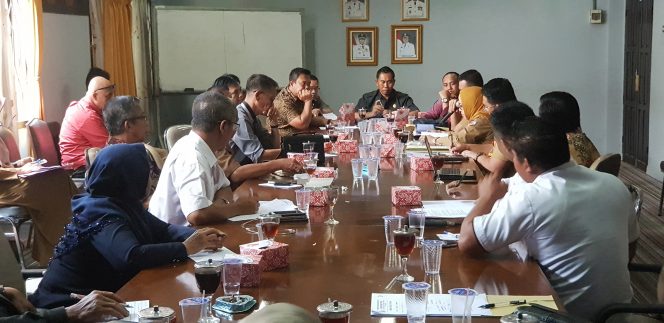 
 Foto Riduan 
Caption : Wakil Ketua I DPRD Nurdin Habim, saat memimpin rapat dengar pendapat(RDP) dengan jajaran Pemkab Lampura, terkait dengan tuntutan karyawan RSD Ryacudu Kotabumi, Senin (7/1).
 