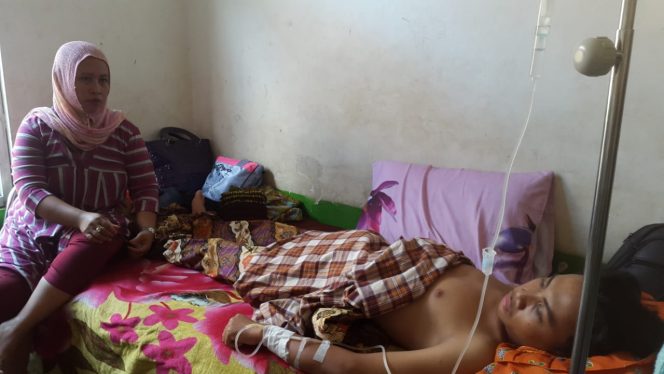 
 Caption foto : Riski (17) pasien penderita hernia yang oleh tim medis RSUD Ryacudu justru dioperasi ambeien.
