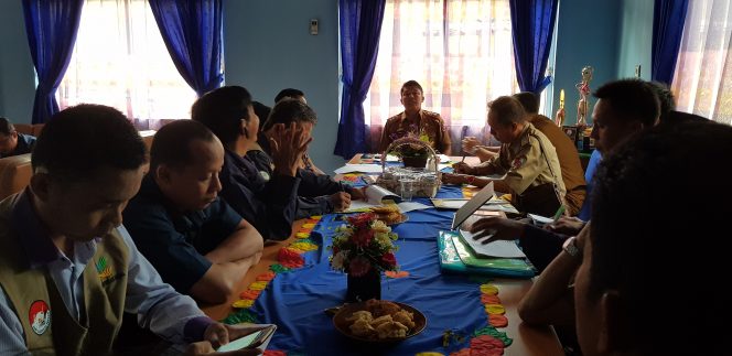 
 Foto Riduan 
Caption : Kepala Dinsos Lampura Muhammad Erwinsyah, saat memimpin rakor dengan jajaran TKSK dan Kortek Bansos Pangan, di ruang kerjanya, Senin (28/1).
 