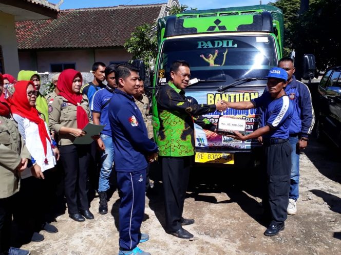 
 Foto IST 
Caption : Plh. Sekkab Lampura Hi. Sofyan, didampingi Kadis Sosial Muhammad Erwinsyah, saat menyerahkan bantuan masyarakat Lampura, untuk korban Tsunami di Lamsel, Jumat(4/1/2019) lalu.
 