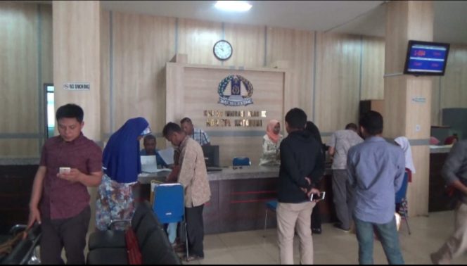 
 Foto IST 
Caption : Suasana pelayanan paspor simpatik di Kantor Imigrasi Kotabumi, Sabtu(19/1) lalu.
 