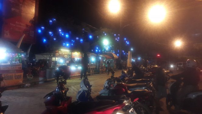
 Foto RNN
caption : Suasana di bundaran Tugu Payanmas Kotabumi saat malam  hari. Meski tidak banyak fasilitas yang tersedia, namun cukup menyedot kehadiran warga. Foto dibidik Minggu (6/1) malam.