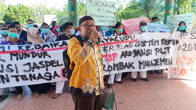 
 Foto Riduan 
Caption : Perwakilan pengunjuk rasa Ardi Yadi, saat menyampaikan orasinya di depan Kantor DPRD Lampura, Kamis (3/1).